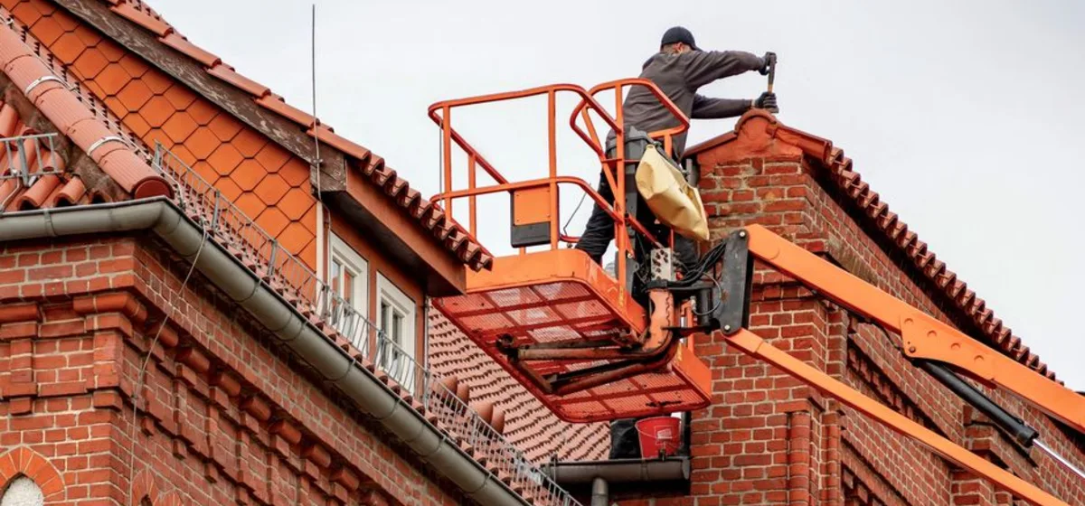 Pokrývač pracující na střeše