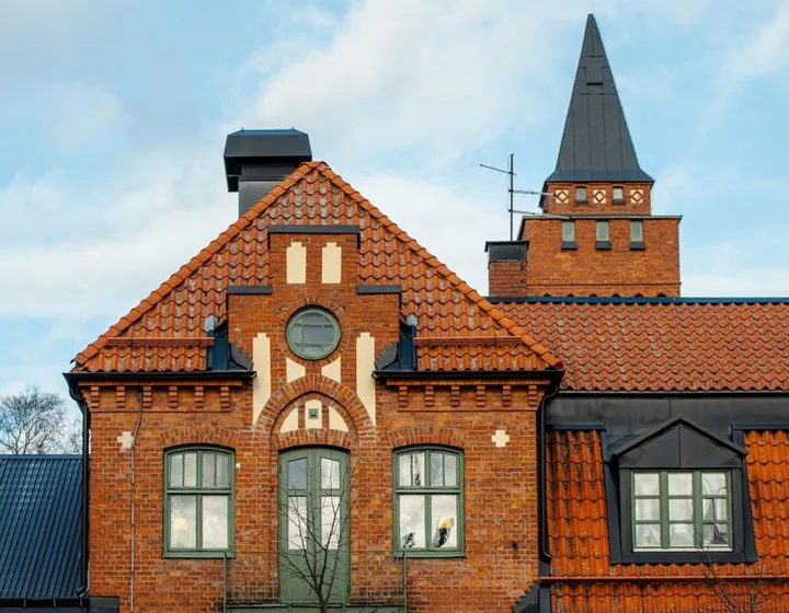 Historická střecha cihlové budovy